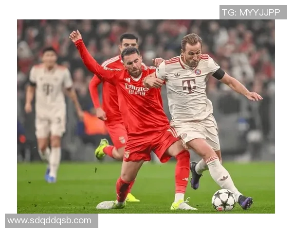 凯恩精彩头球助力拜仁逆转胜利展现强大团队实力