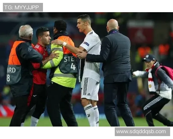 吴澄舒精彩进球助力球队逆转胜利引发球迷热烈欢呼